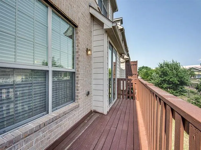 1355 Chase Ln — Photo 2