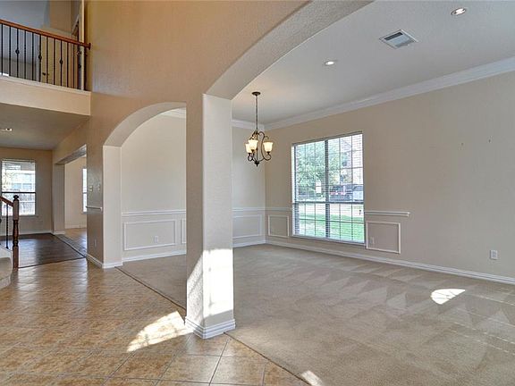 4th image of 830 Greenwood Dr