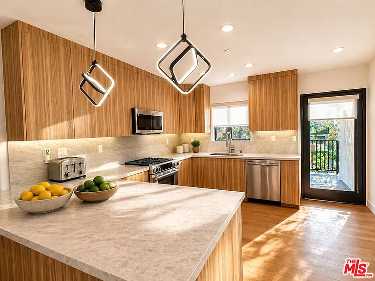 1146 Hacienda Pl #3 — Photo 2