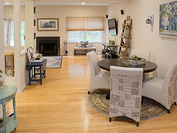 4th image of 239 Summerhill Dr
