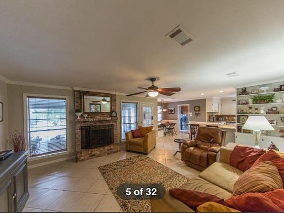 Living room without view of banquette & kitchen 