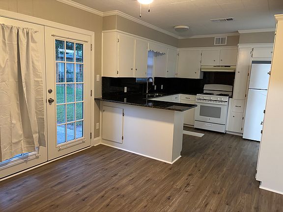 3rd image of 3302 Valley View Dr