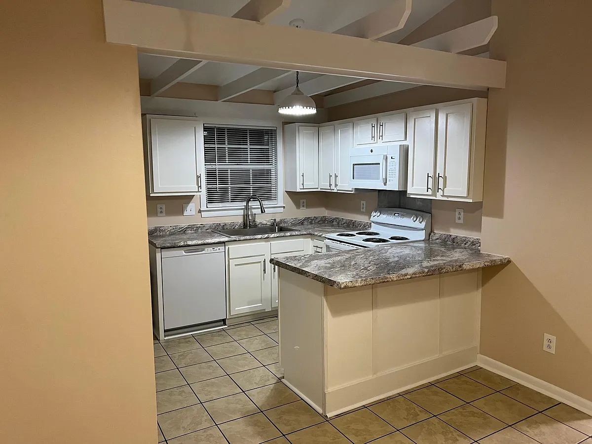 Building Photo - 809 Varsity Dr