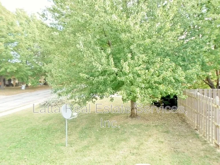410 NW 3rd St — Photo 3