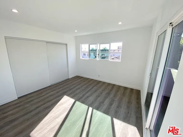1000 Havenhurst Dr #7 — Photo 13