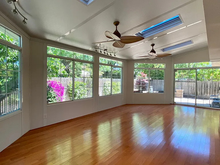 764 Starbush Dr — Photo 9