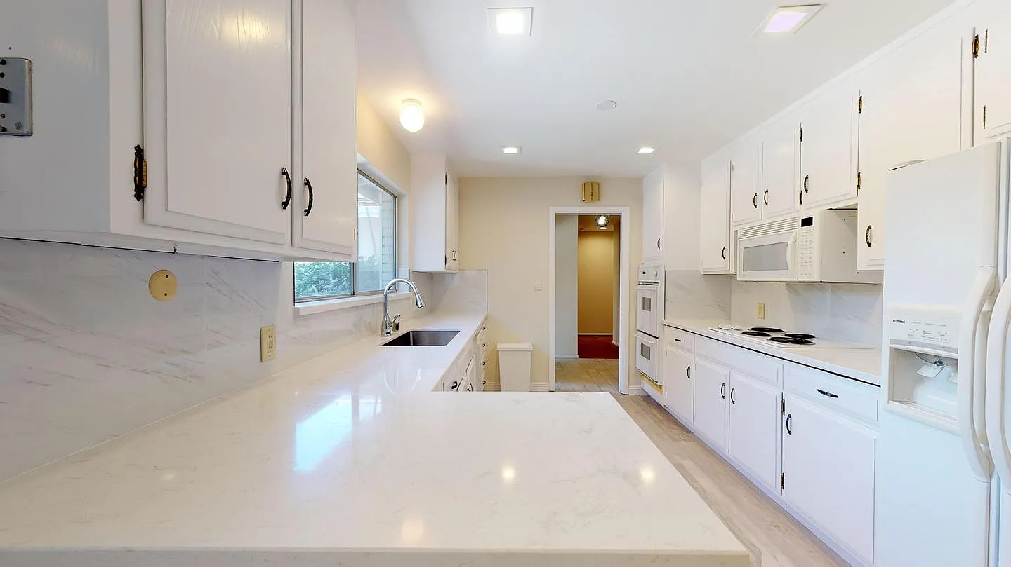 Private Bedroom in Bright Mountain View Home With Spacious Backyard — Photo 3