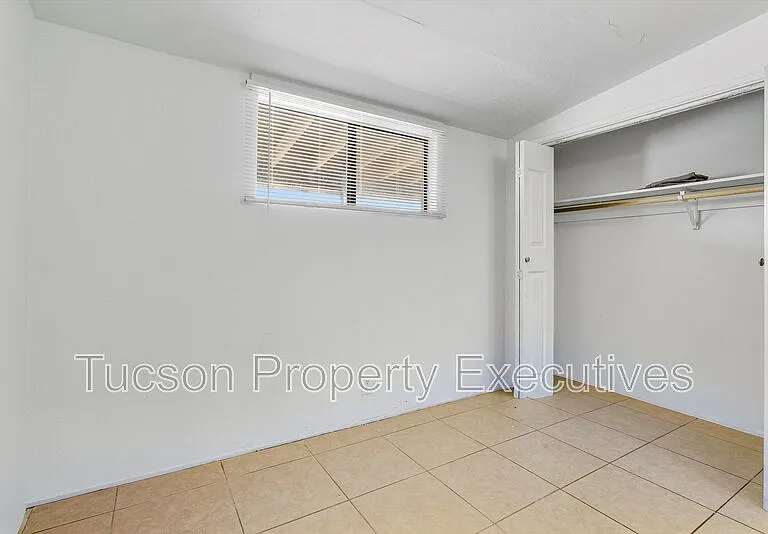 1638 N Beverly Ave — Photo 14