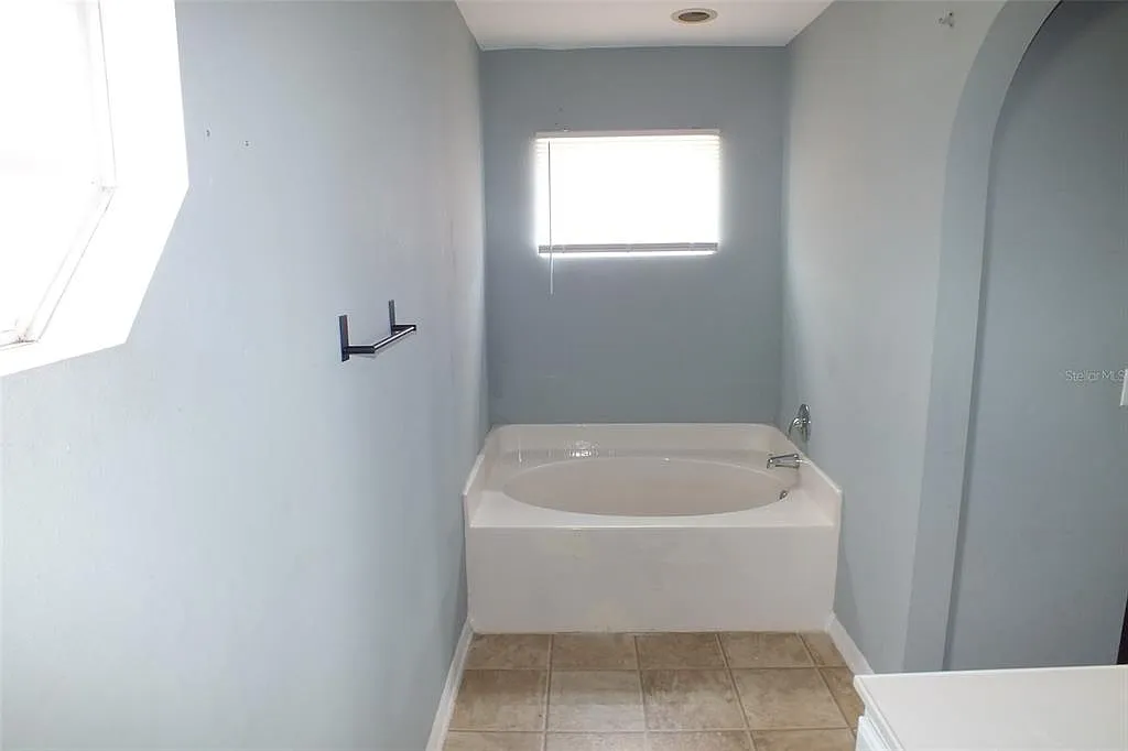4 bed, 2.5 bath, 2200 sqft, $2,250 — Photo 3