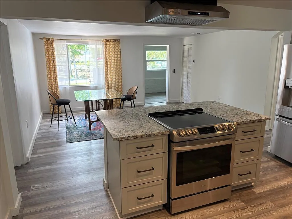 3 bed, 2.0 bath, 1654 sqft, $2,400 — Photo 4
