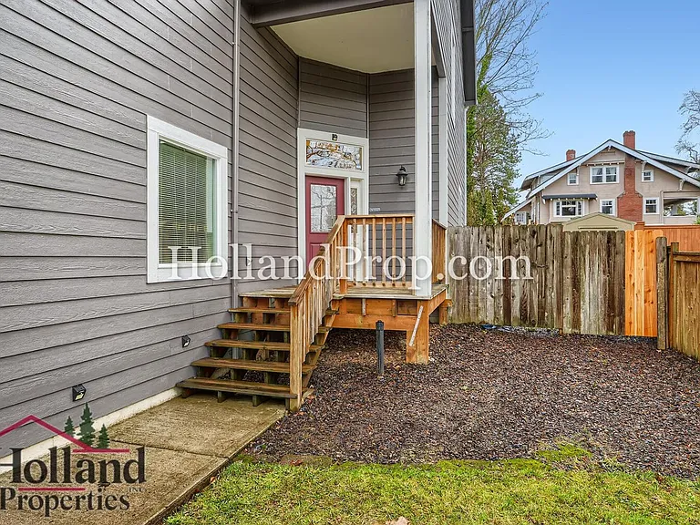 3228 SE Filbert St — Photo 3
