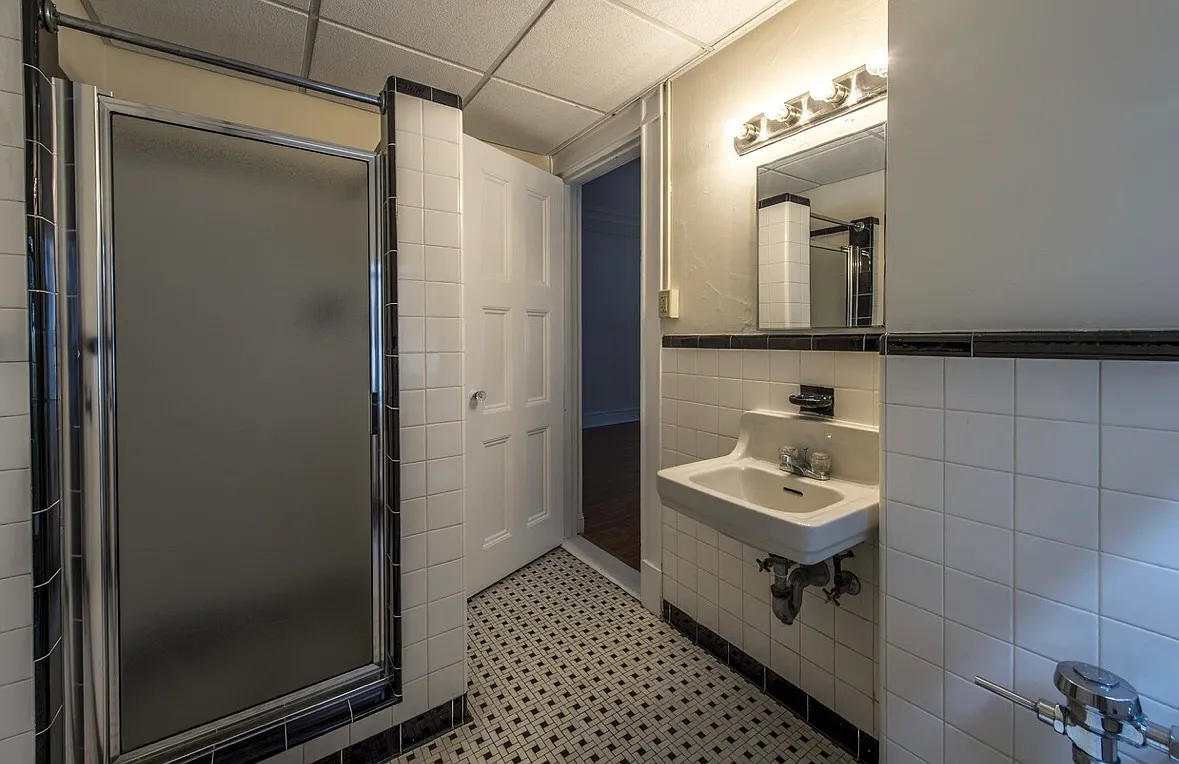 Studio, 350 sqft, $2,500 — Photo 3