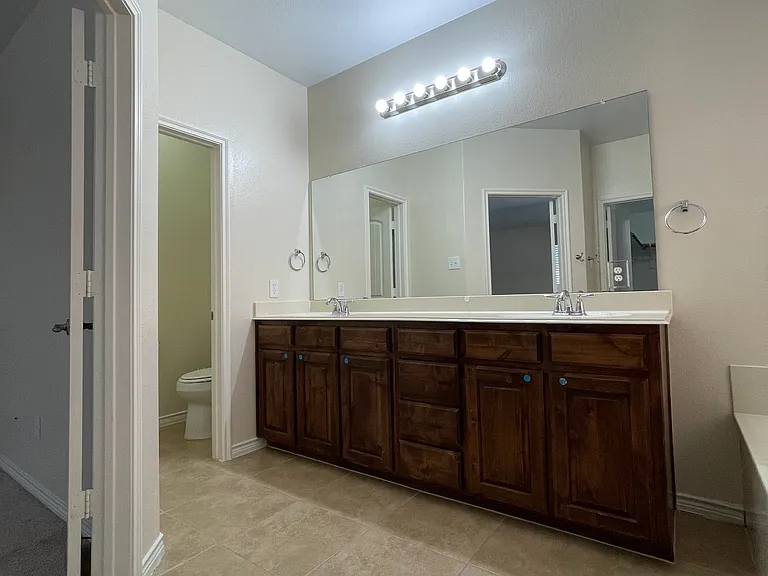 10525 Flat Creek Trl — Photo 23
