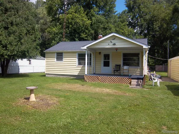 6469 Webb Dr, Flint, MI 48506