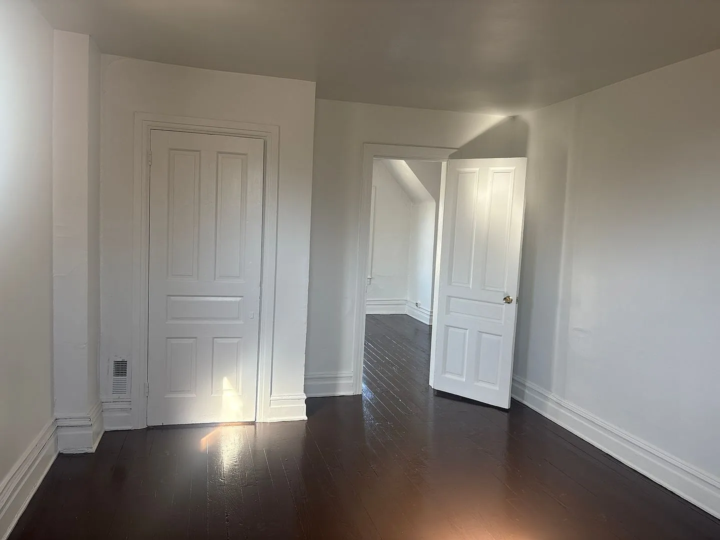 3rd Floor 1 Bedroom Near York College — Photo 4