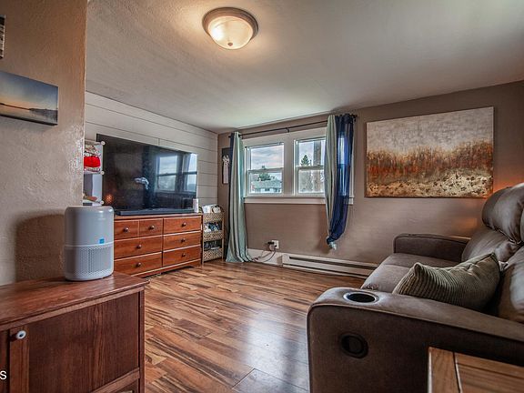 5th image of 211 9th Ave NE