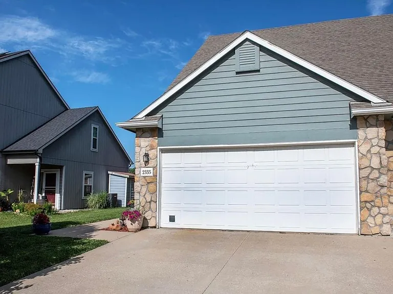 2335 Surrey Dr — Photo 18