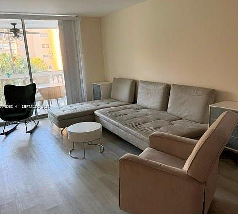 2nd image of 901 NE 14th Ave APT 305