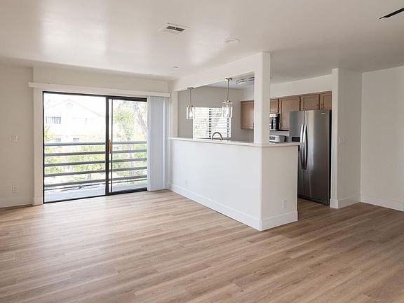 4th image of 423 N Oxford Ave APT 208