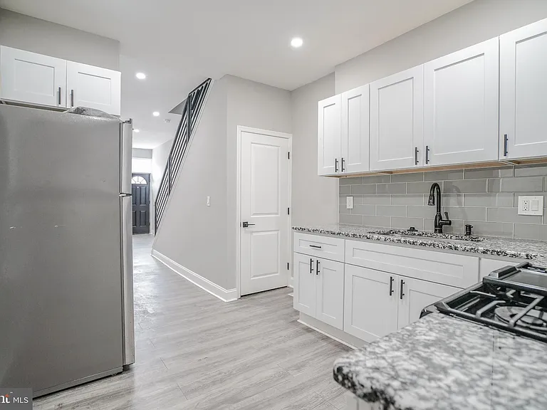1535 W Seltzer St — Photo 15