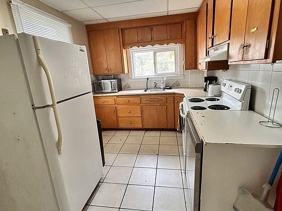 5th image of 32 Broadway Ave