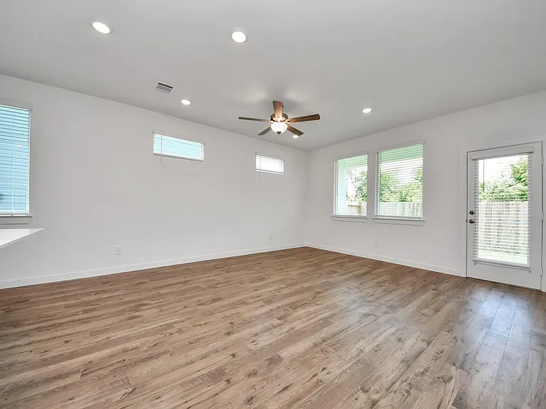 1918 Olivos St — Photo 23