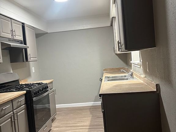 2nd image of 1121 Woodcrest Dr