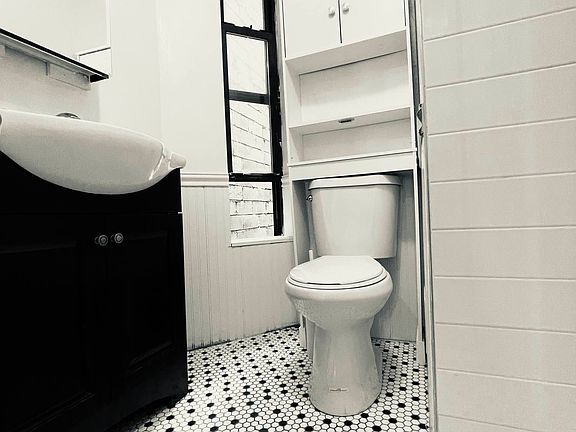 4th image of 238 E 25th St #16