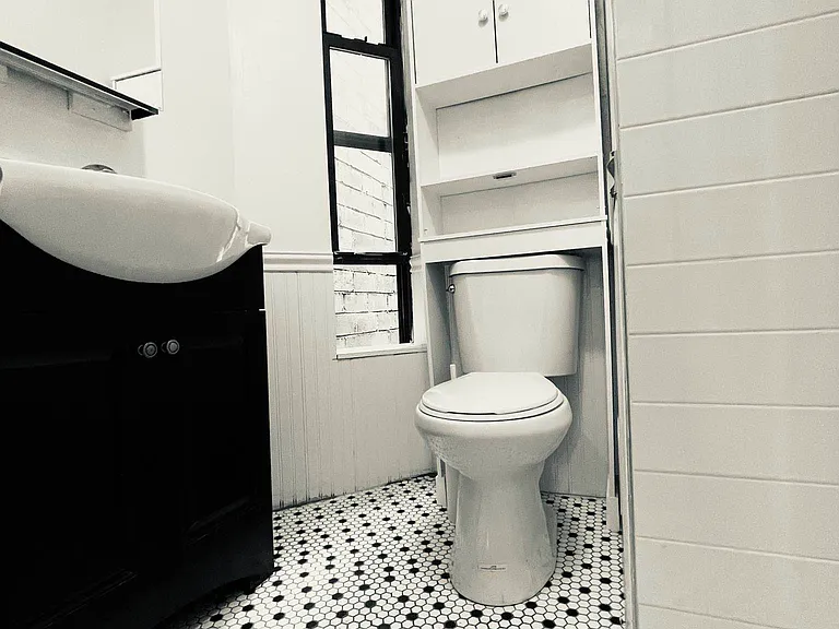 238 E 25th St #16 — Photo 4