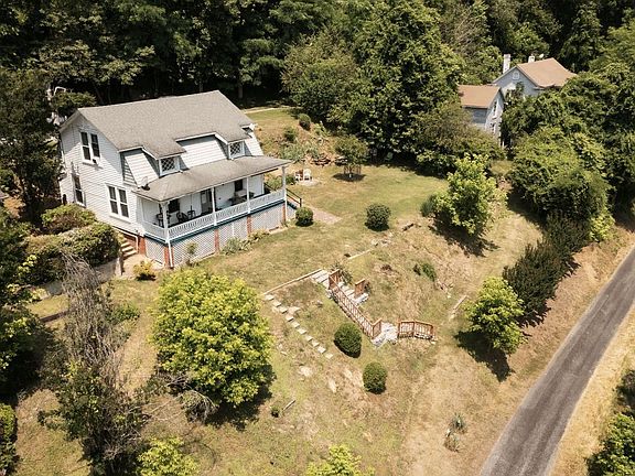 2nd image of 1061 Riverview Ln