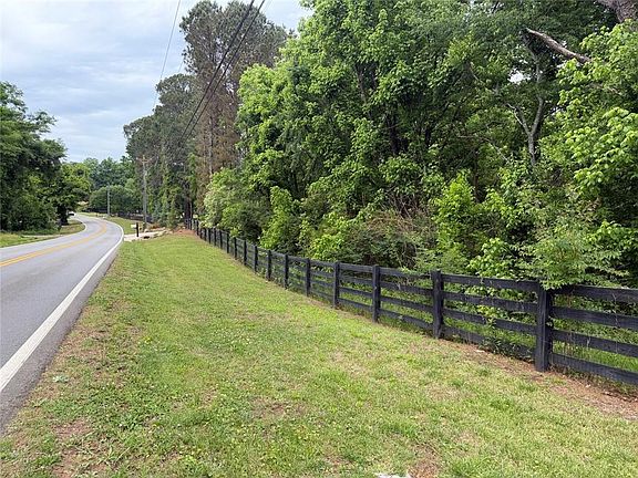 2nd image of 565B Avery Rd