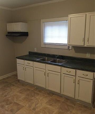 3rd image of 828 Oak St