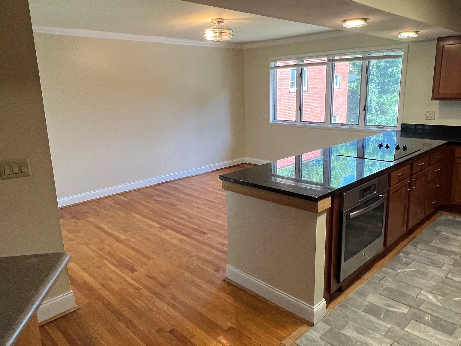 950 Burton Ave — Photo 3