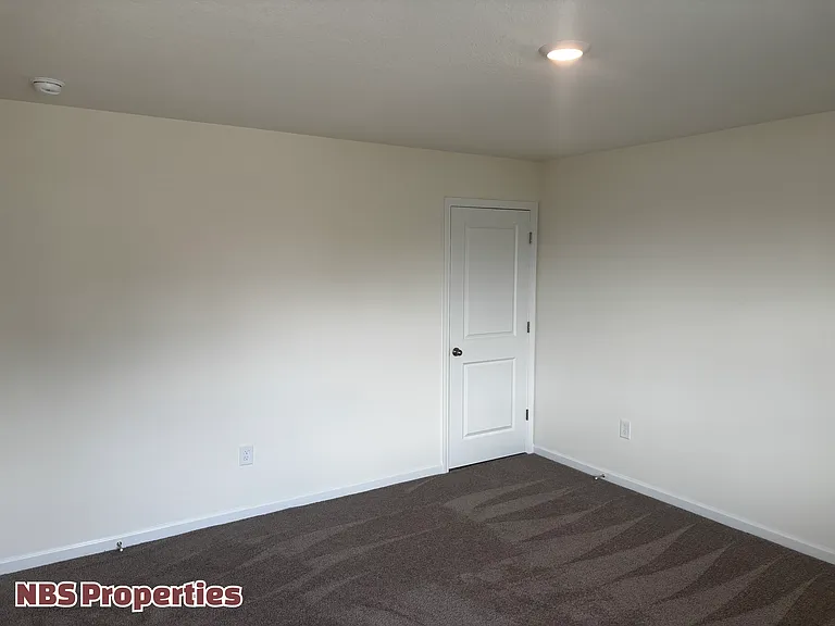 935 Utopia Ln — Photo 35