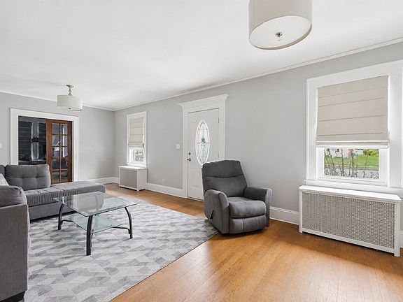 4th image of 42 Reed St
