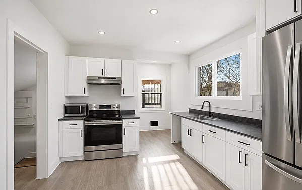4 bed, 2.5 bath, 2440 sqft, $2,300 — Photo 3