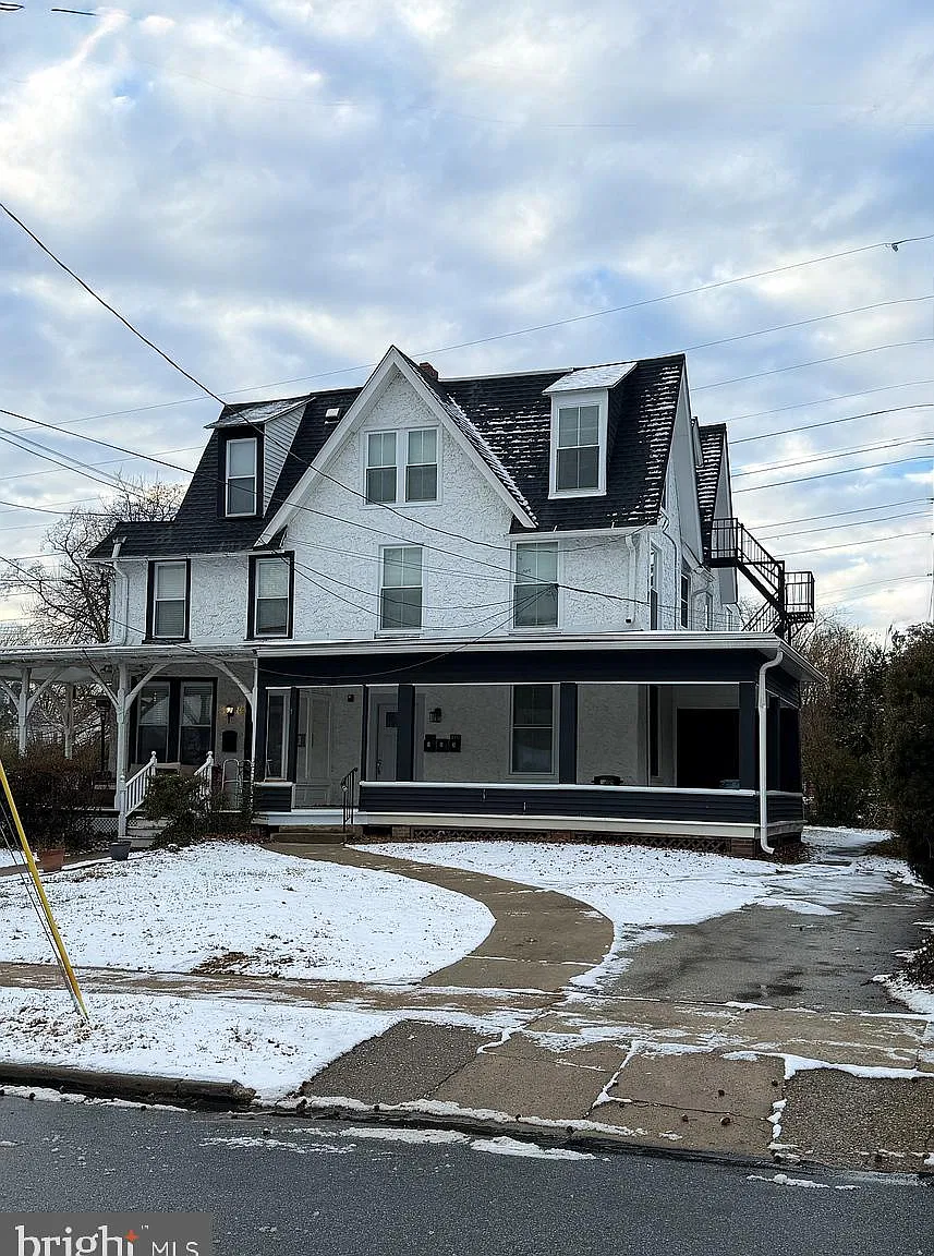 3 bed, 1.0 bath, 1973 sqft, $1,800 — Photo 1