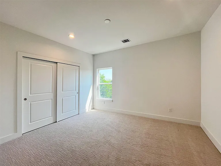 326 Eastwood St — Photo 14