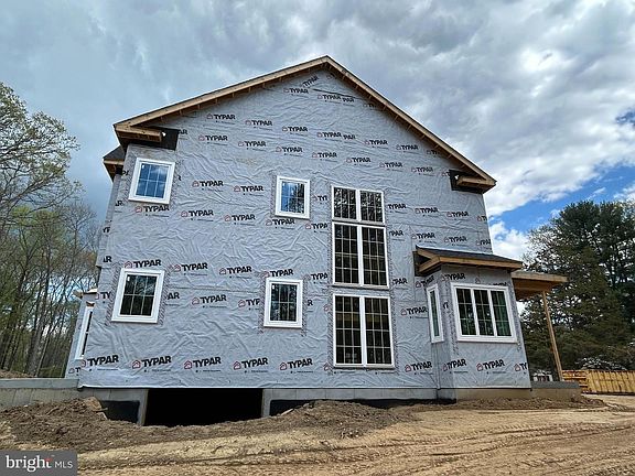 3rd image of 1 Laurel Cir