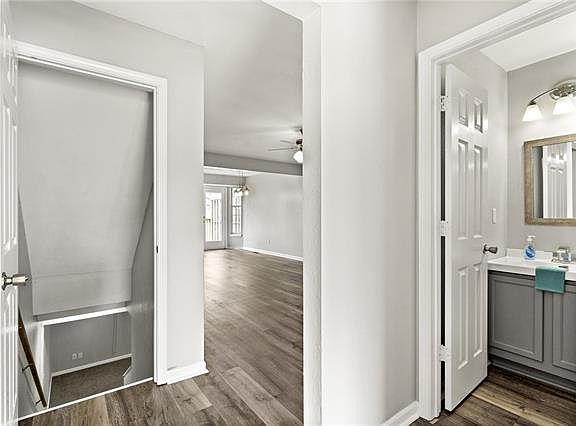 4th image of 1017 NE Whispering Winds Cir #B