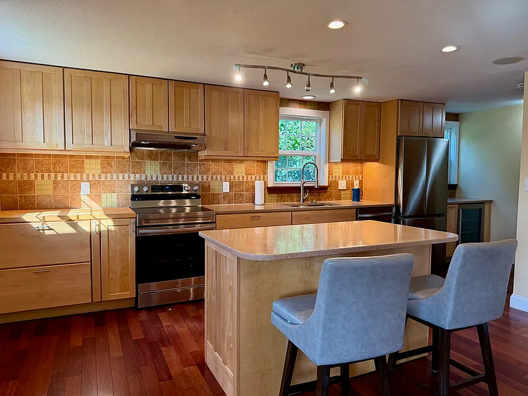 1419 Airport Heights Dr — Photo 3