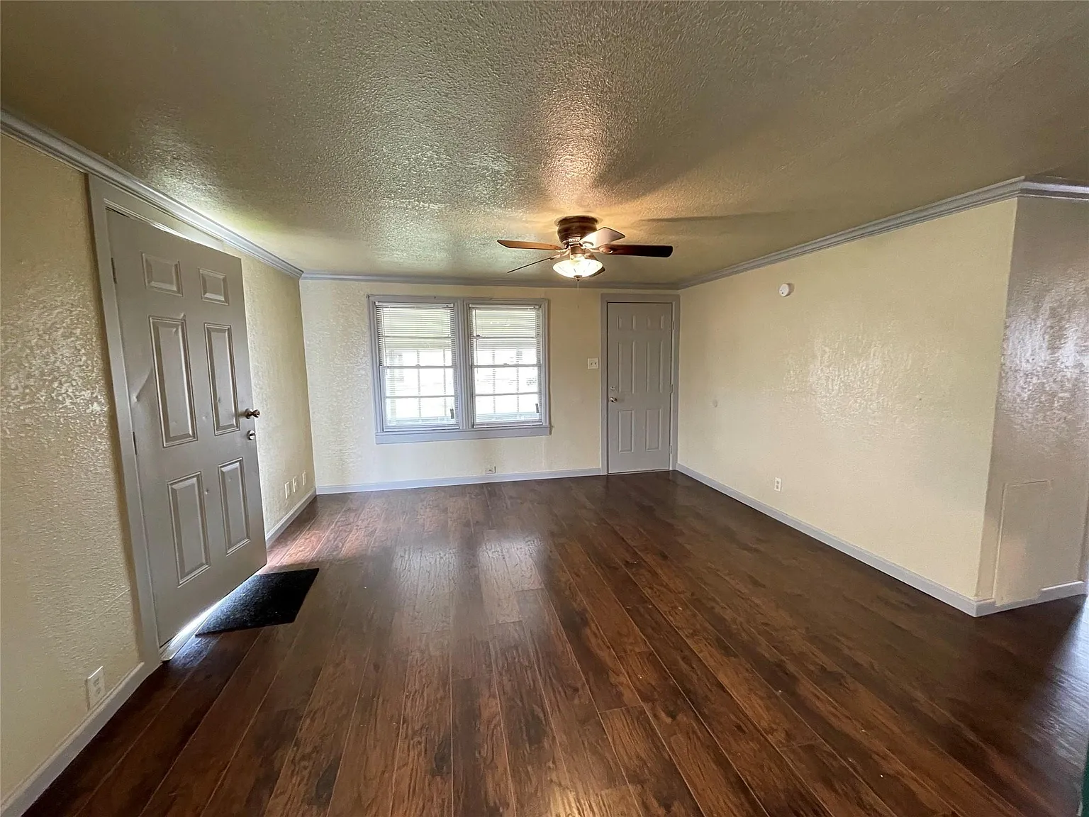3 bed, 1.0 bath, 814 sqft, $1,200 — Photo 2