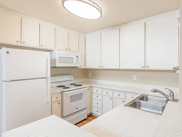 Willow Creek Apartments — Photo 13