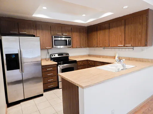 Upper Unit Condo Close to 880 — Photo 2