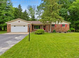 26550 Rose Hill Dr, Farmington Hills, MI 48334