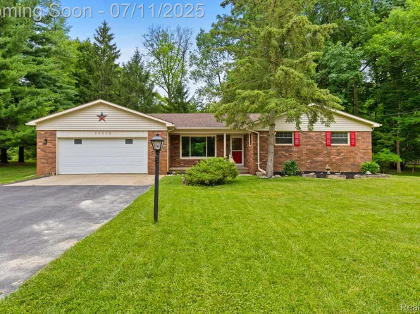 26550 Rose Hill Dr, Farmington Hills, MI 48334