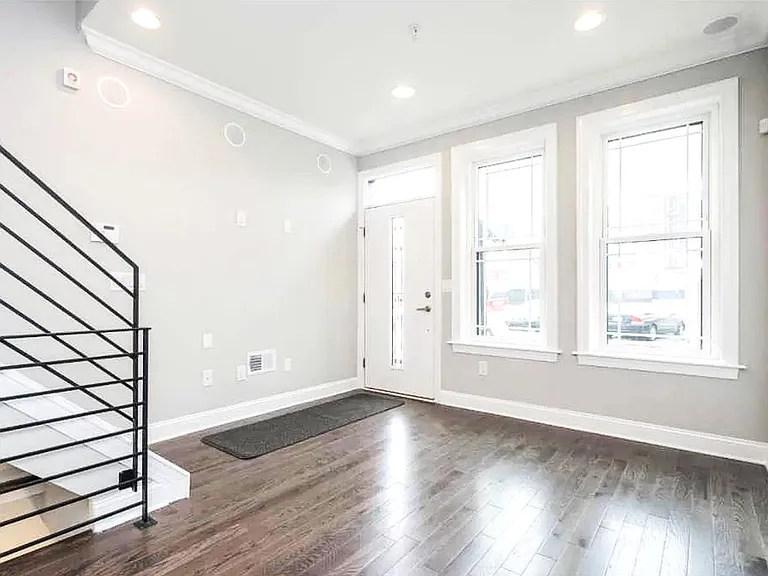 537 Morse St — Photo 4