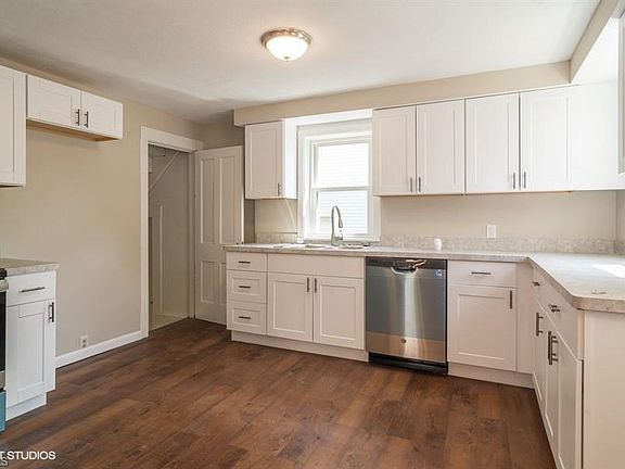 2nd image of 325 Winckles St