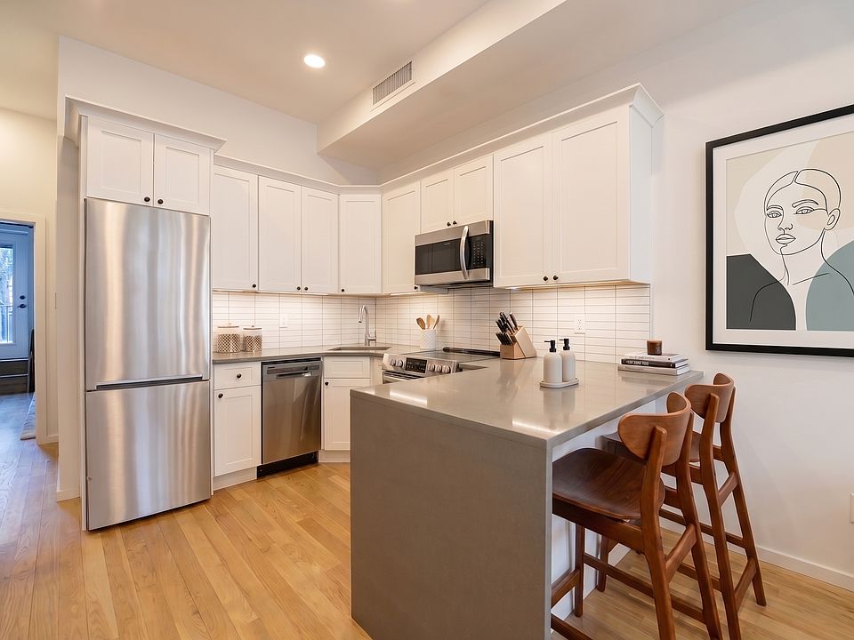 1st image of 386 6th Ave APT 2