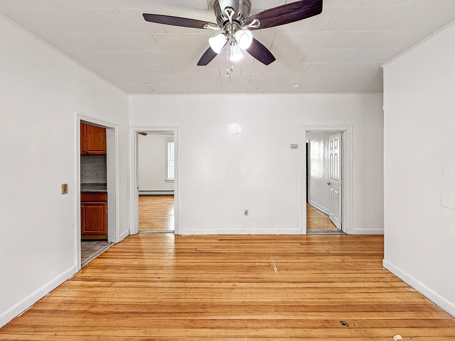 3 bed, 999 sqft, $2,000 — Photo 3